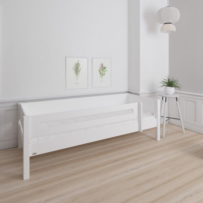 Manis-h White Day Bed with Safety Rail in Snow White